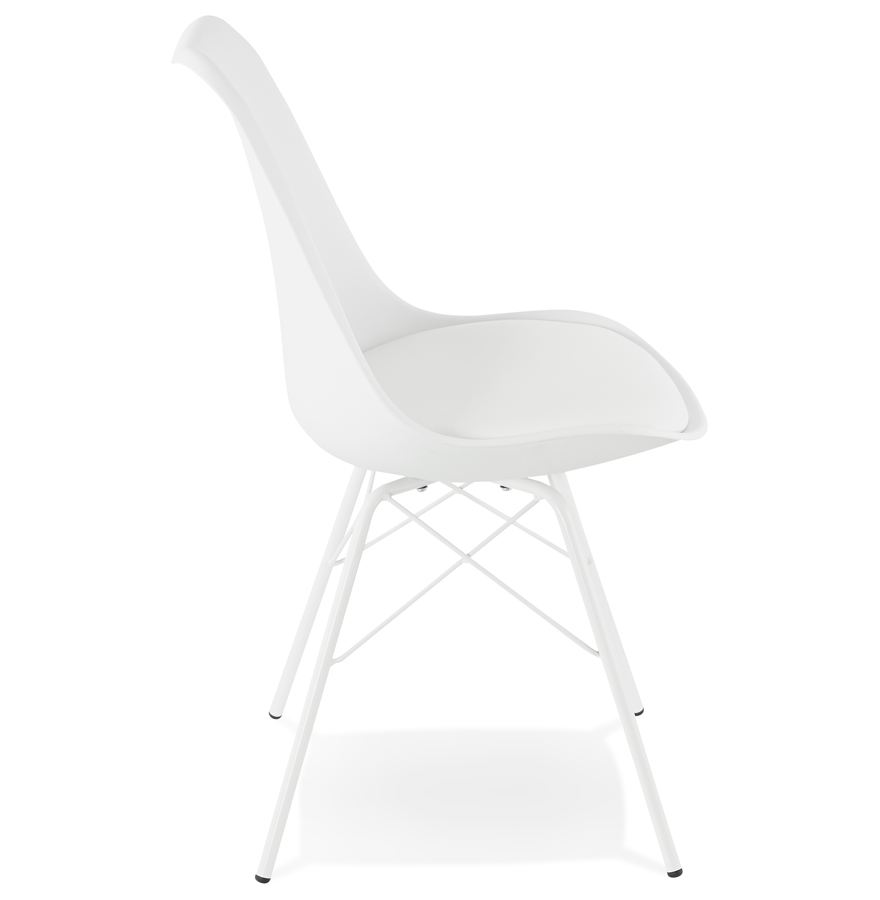 Chaise design 'BYBLOS' blanche style industriel vue3