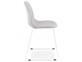 Chaise design empilable 'DISTRIKT' en tissu gris clair avec pieds en métal blanc
