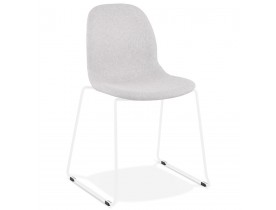 Chaise design empilable 'DISTRIKT' en tissu gris clair avec pieds en métal blanc
