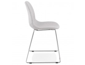 Chaise design empilable 'DISTRIKT' en tissu gris clair avec pieds en métal chromé