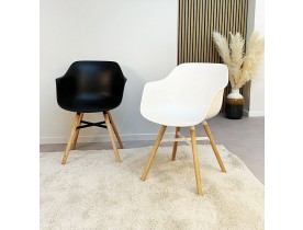 Chaise avec accoudoirs 'MELIS' noire avec pieds en métal et bois naturel