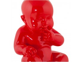 Beeld 'BABY', zittende baby in rood polyhars