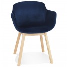 Blauwe fluwelen stoel 'FRIDA' met armleuningen en poten van natuurlijk hout