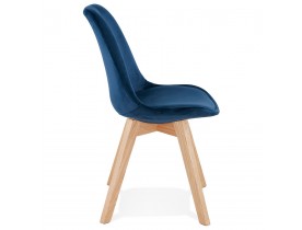 JOE' stoel in blauw fuweel met een structuur in natuurijk hout