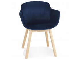 Blauwe fluwelen stoel 'FRIDA' met armleuningen en poten van natuurlijk hout