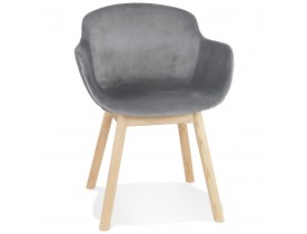 Grijze fluwelen stoel 'FRIDA' met armleuningen en poten van natuurlijk hout