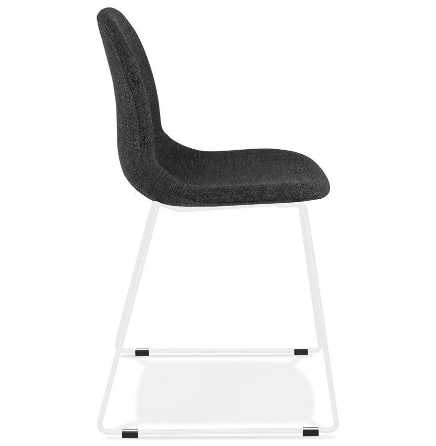 Chaise design 'DISTRIKT' en tissu gris foncé avec pieds en métal blanc vue3