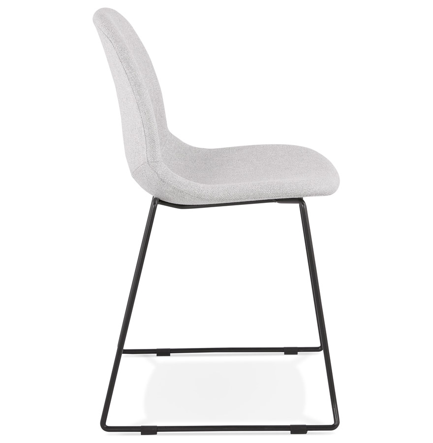 Chaise design empilable 'DISTRIKT' en tissu gris clair avec pieds en métal noir vue3