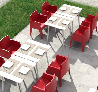 Terrasse professionnelle équipée des chaises PLEMO rouge