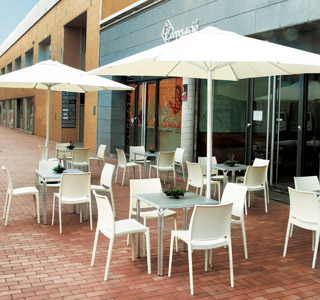 Terrasse de café équipéé de chaises ENZO
